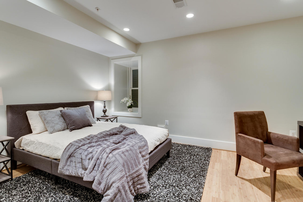 Ejemplo de habitación de invitados moderna pequeña sin chimenea con paredes grises y suelo de bambú