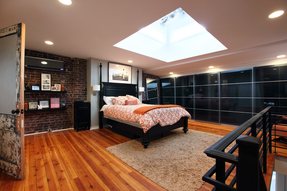 Réalisation d'une chambre mansardée ou avec mezzanine design avec un sol orange.