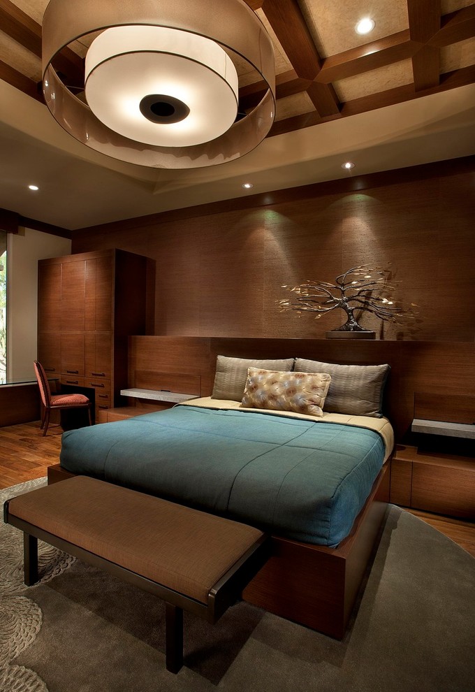 フェニックスにある広いコンテンポラリースタイルのおしゃれな主寝室 (茶色い壁、濃色無垢フローリング、暖炉なし) のレイアウト