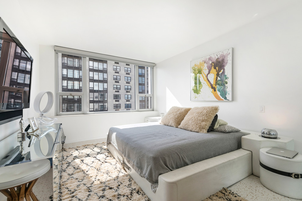 Modernes Schlafzimmer mit weißer Wandfarbe in Chicago