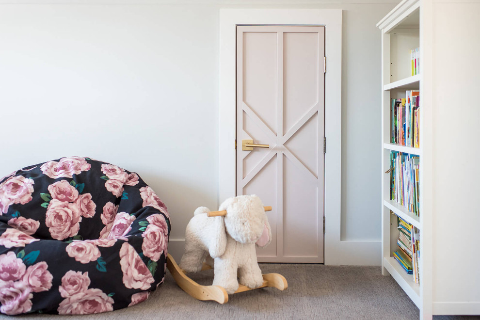 Modelo de habitación de invitados minimalista de tamaño medio sin chimenea con paredes beige y moqueta