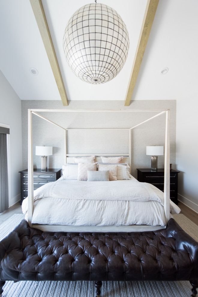 Imagen de dormitorio principal moderno de tamaño medio sin chimenea con suelo de madera oscura y paredes beige