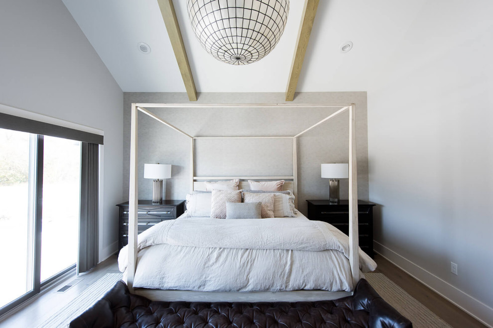 Foto de dormitorio principal moderno de tamaño medio sin chimenea con paredes beige y suelo de madera oscura
