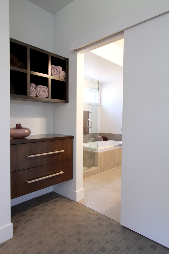 Foto de dormitorio principal minimalista de tamaño medio con paredes grises y moqueta