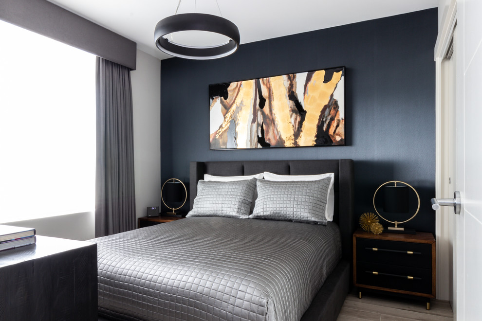 Foto de dormitorio principal contemporáneo pequeño con paredes azules, suelo de madera clara y suelo gris