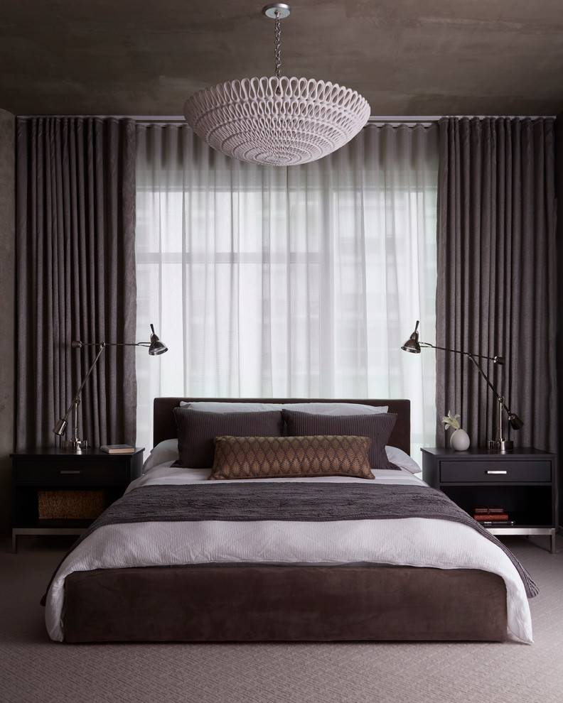 Свежая идея для дизайна: большая хозяйская спальня в современном стиле с ковровым покрытием, бежевым полом и тюлем без камина - отличное фото интерьера