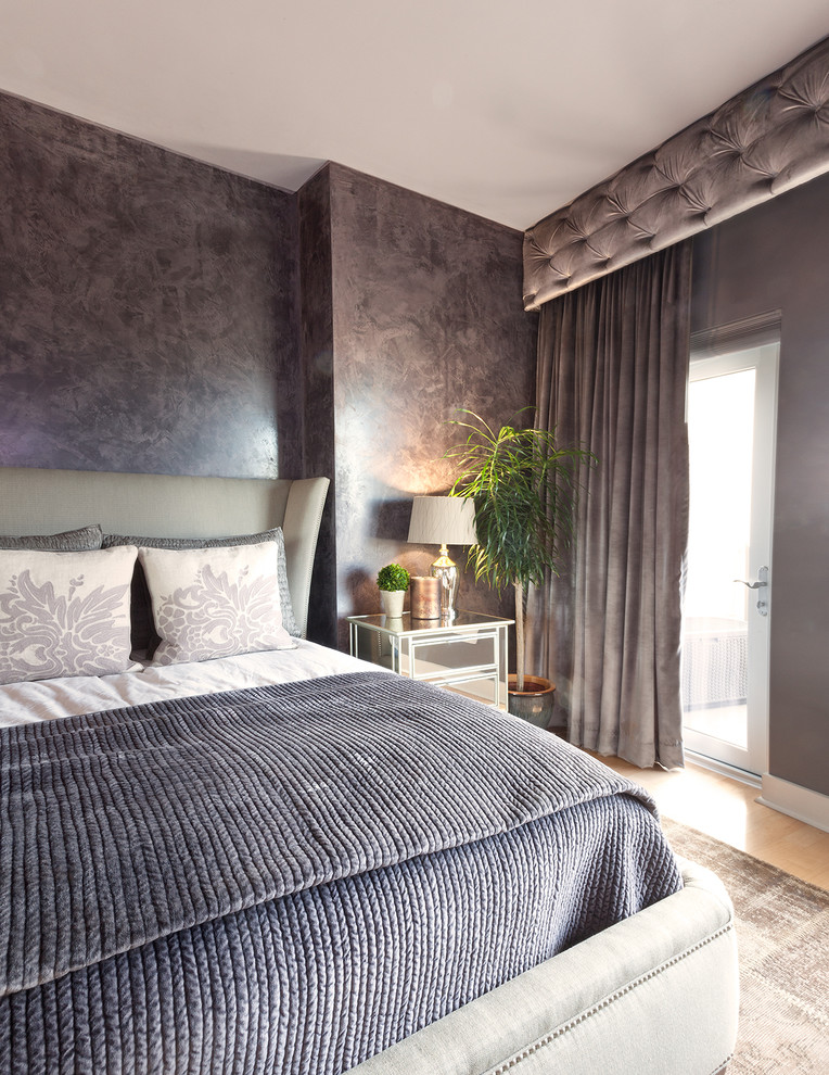 Foto de dormitorio actual con paredes grises