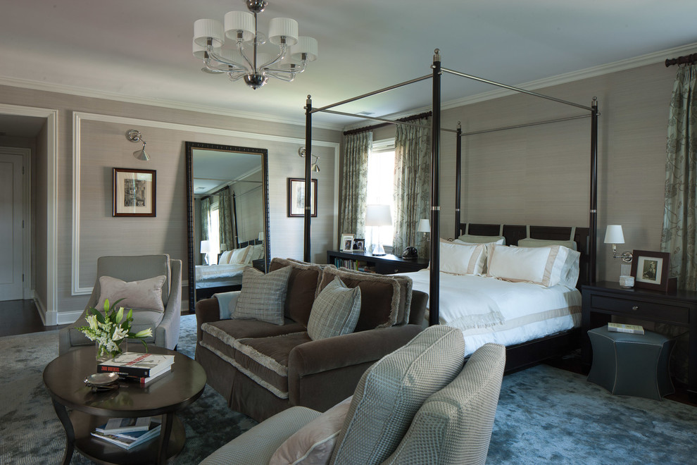 Идея дизайна: большая хозяйская спальня в стиле неоклассика (современная классика) с серыми стенами и ковровым покрытием