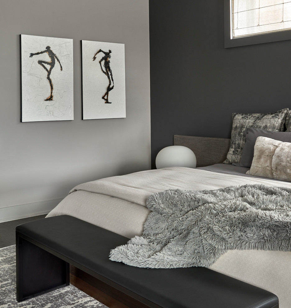 Immagine di una camera matrimoniale minimal di medie dimensioni con pareti grigie, parquet scuro e pavimento marrone