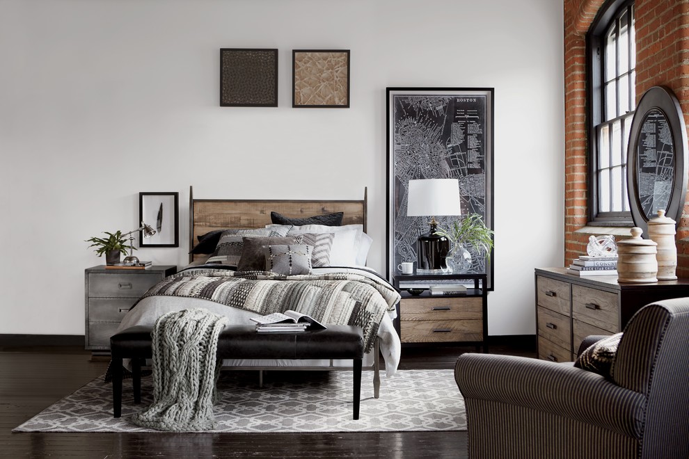 広いトランジショナルスタイルのおしゃれな主寝室 (白い壁、濃色無垢フローリング、暖炉なし、黒い床)