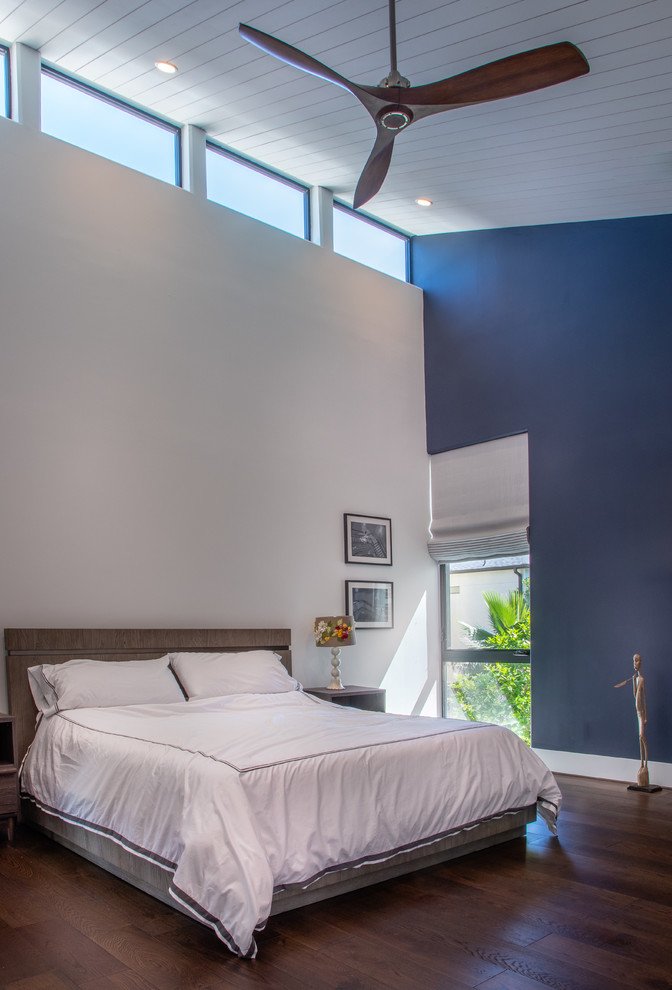Пример оригинального дизайна: большая хозяйская спальня в современном стиле с разноцветными стенами, темным паркетным полом и коричневым полом без камина