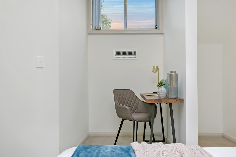Großes Modernes Hauptschlafzimmer mit weißer Wandfarbe, Teppichboden und grauem Boden in Sydney