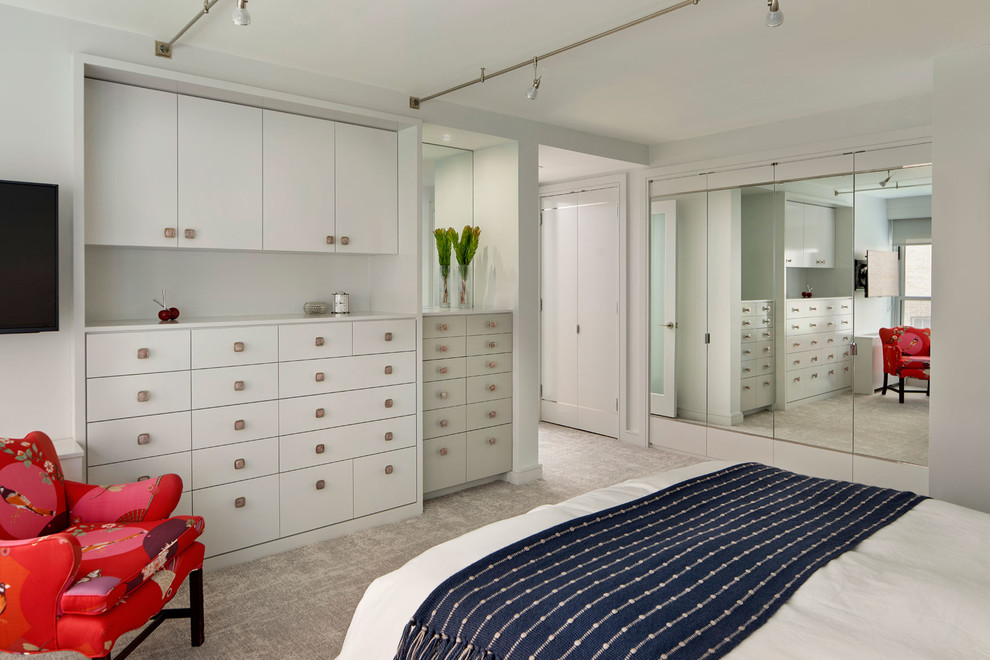Immagine di una piccola camera matrimoniale minimalista con pareti bianche, moquette e pavimento beige
