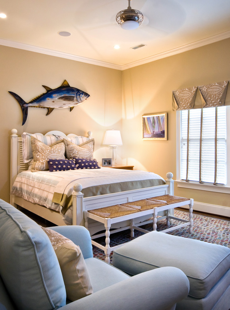 Foto di una grande camera degli ospiti stile marino con pareti beige, parquet scuro e pavimento marrone