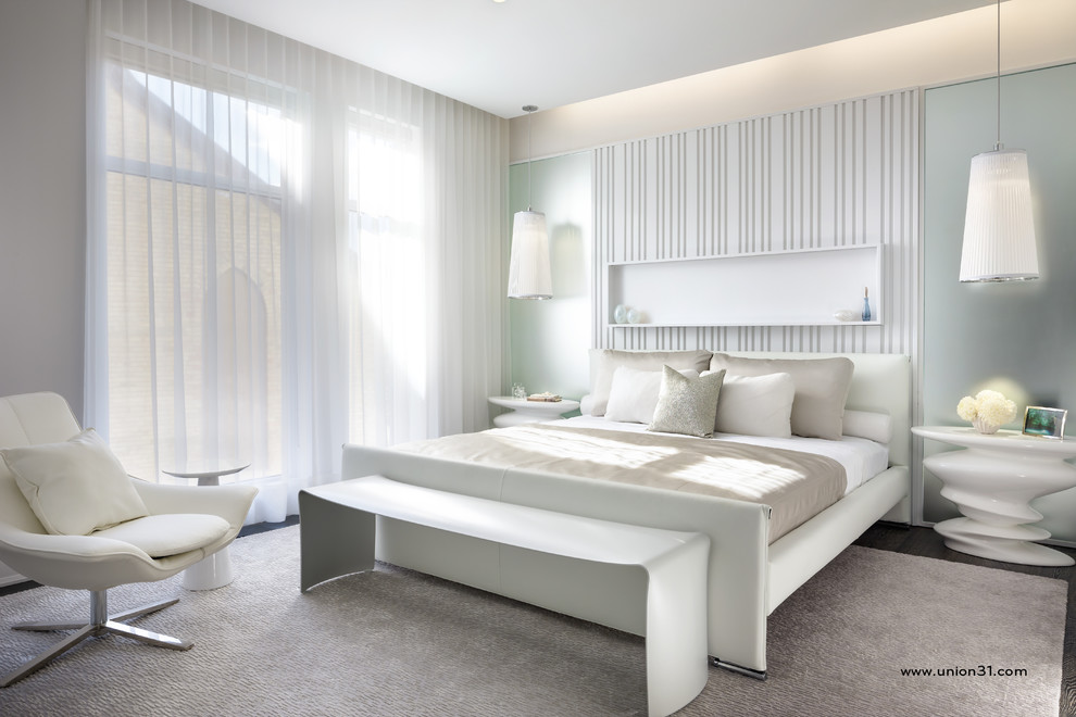 Immagine di una camera matrimoniale design di medie dimensioni con pareti bianche e pavimento in legno massello medio