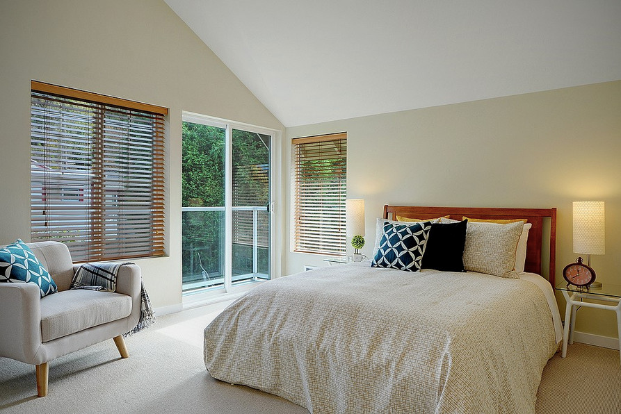 Bedroom - mid-sized contemporary master carpeted bedroom idea in Seattle with beige walls and no fireplace