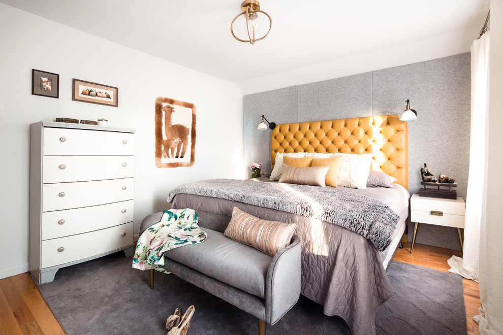На фото: спальня среднего размера в стиле фьюжн с серыми стенами и паркетным полом среднего тона