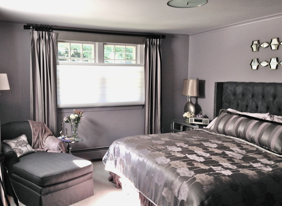 Imagen de dormitorio principal tradicional renovado de tamaño medio con paredes púrpuras y suelo de madera en tonos medios