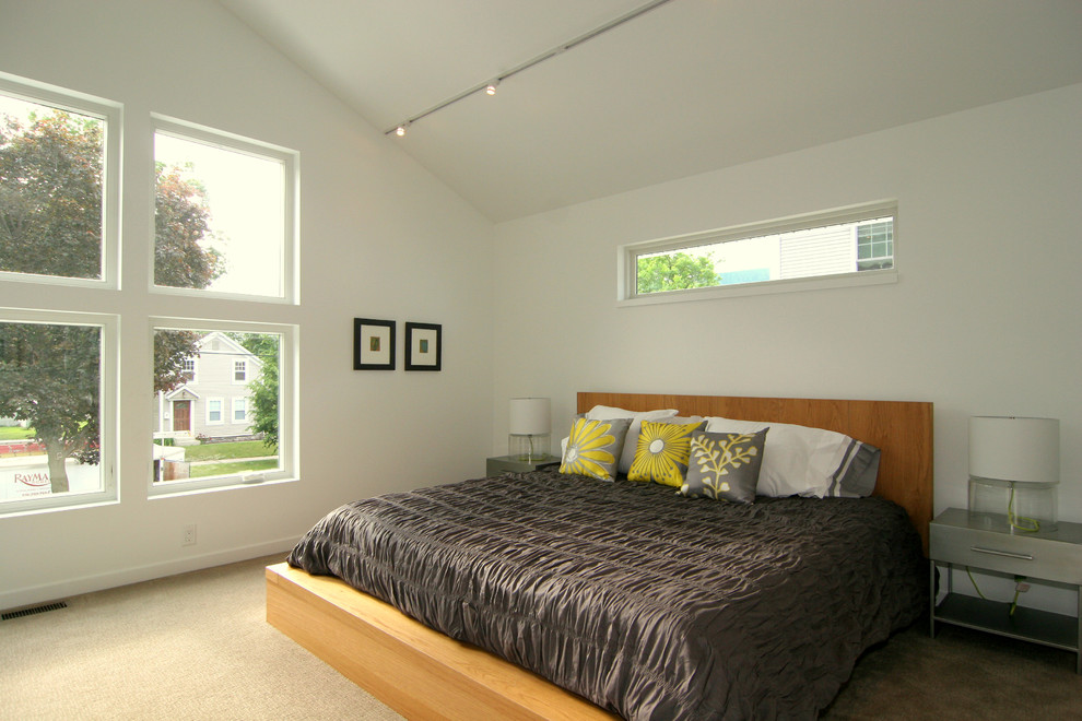 Ejemplo de dormitorio principal actual pequeño con paredes blancas y moqueta