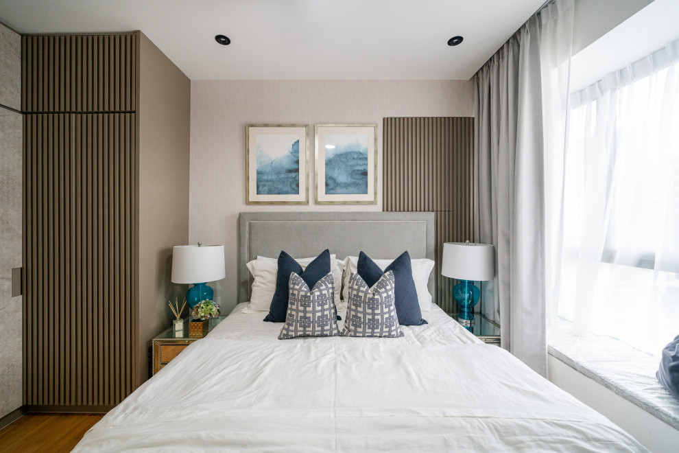 На фото: спальня в современном стиле с серыми стенами, паркетным полом среднего тона и коричневым полом с