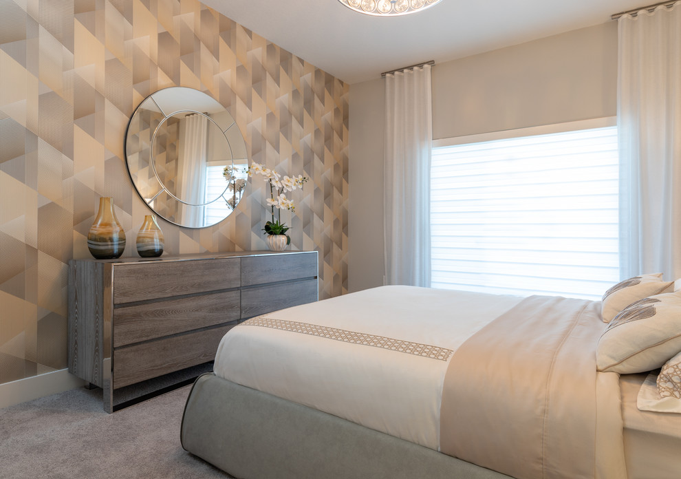 Foto di una camera da letto minimalista di medie dimensioni con moquette, pareti grigie e pavimento grigio