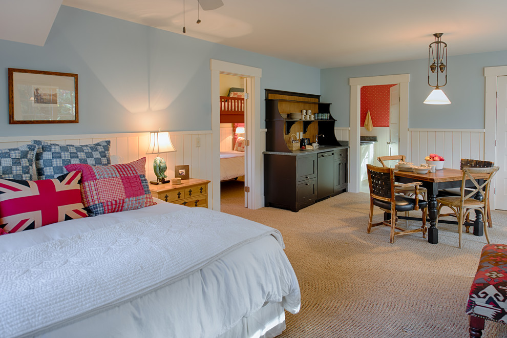 Источник вдохновения для домашнего уюта: большая гостевая спальня (комната для гостей) в стиле рустика с синими стенами и ковровым покрытием без камина