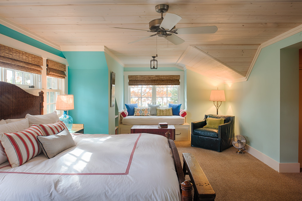 Immagine di una camera da letto stile marinaro con pareti blu, moquette e nessun camino
