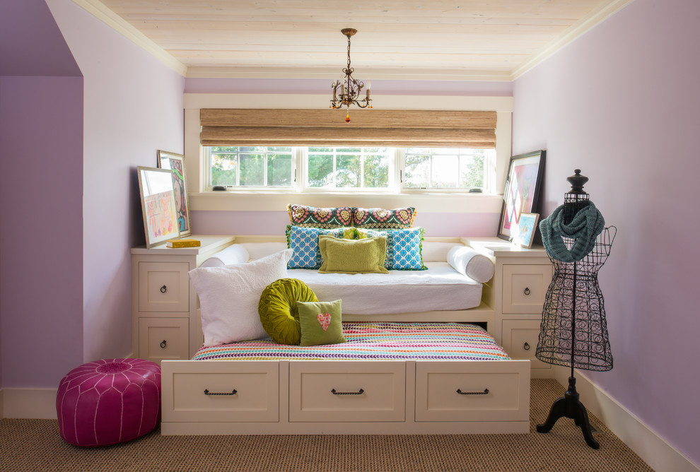Modelo de habitación de invitados marinera de tamaño medio sin chimenea con paredes púrpuras y moqueta