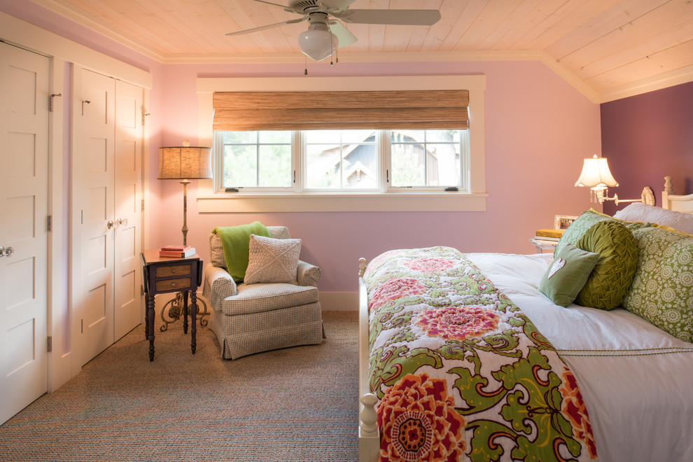 Foto på ett maritimt sovrum, med lila väggar och heltäckningsmatta
