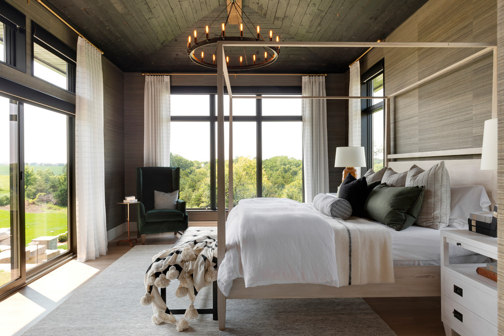 Imagen de dormitorio contemporáneo con paredes marrones, suelo de madera en tonos medios y suelo marrón