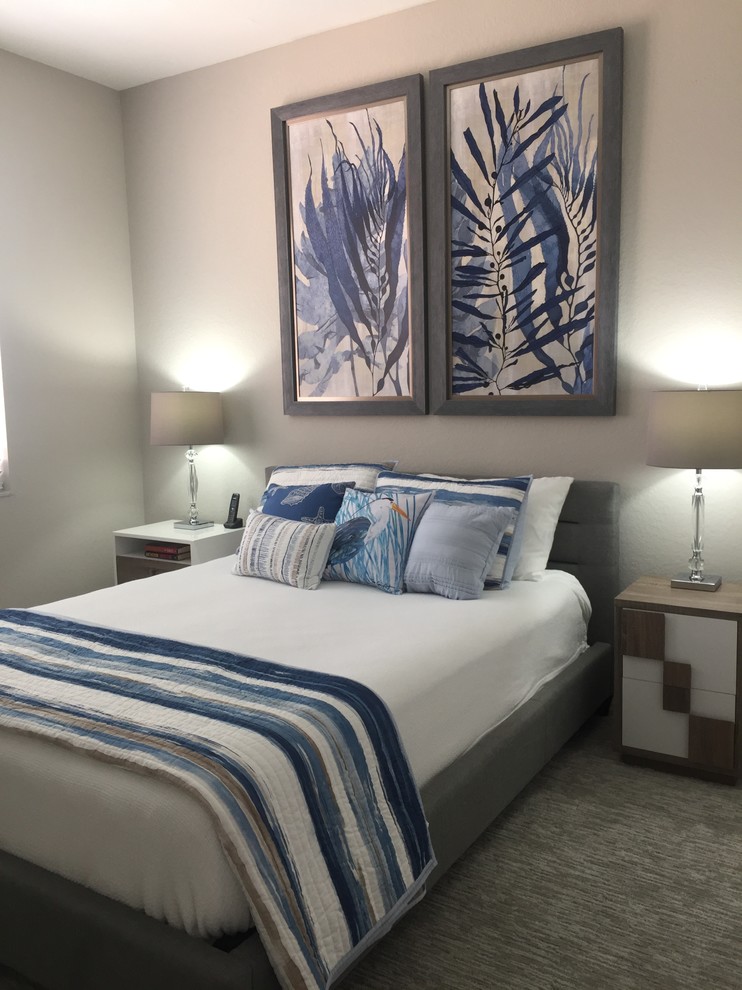 Kleines Modernes Gästezimmer mit grauer Wandfarbe und Teppichboden in Miami