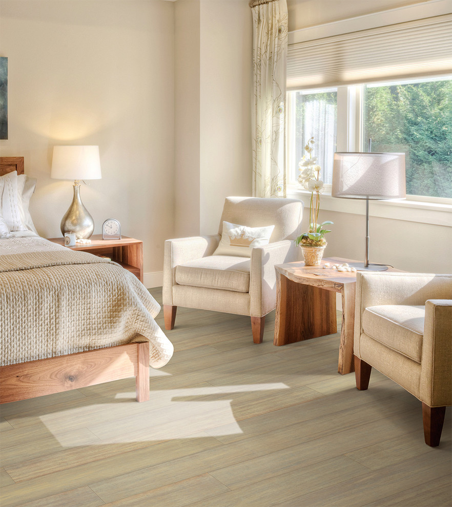 Пример оригинального дизайна: хозяйская спальня среднего размера в стиле кантри с серыми стенами и полом из бамбука без камина