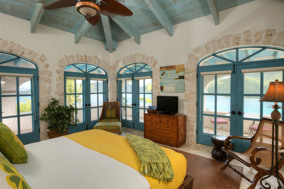 マイアミにあるトロピカルスタイルのおしゃれな主寝室 (白い壁、ベージュの床) のレイアウト