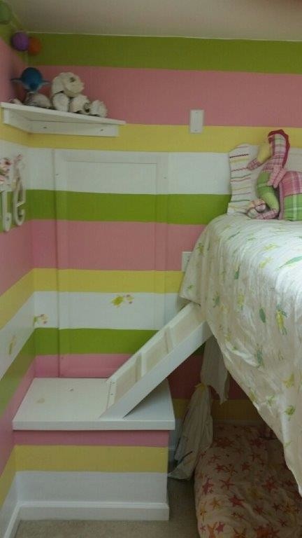 Modelo de dormitorio costero con paredes multicolor