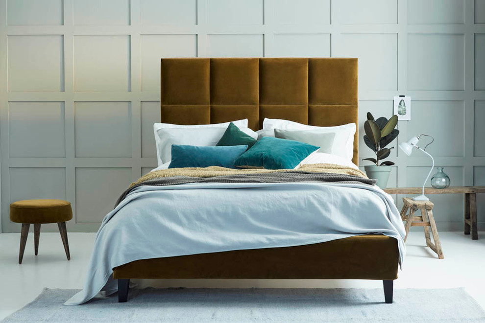 Свежая идея для дизайна: хозяйская спальня среднего размера в современном стиле с зелеными стенами и деревянным полом без камина - отличное фото интерьера
