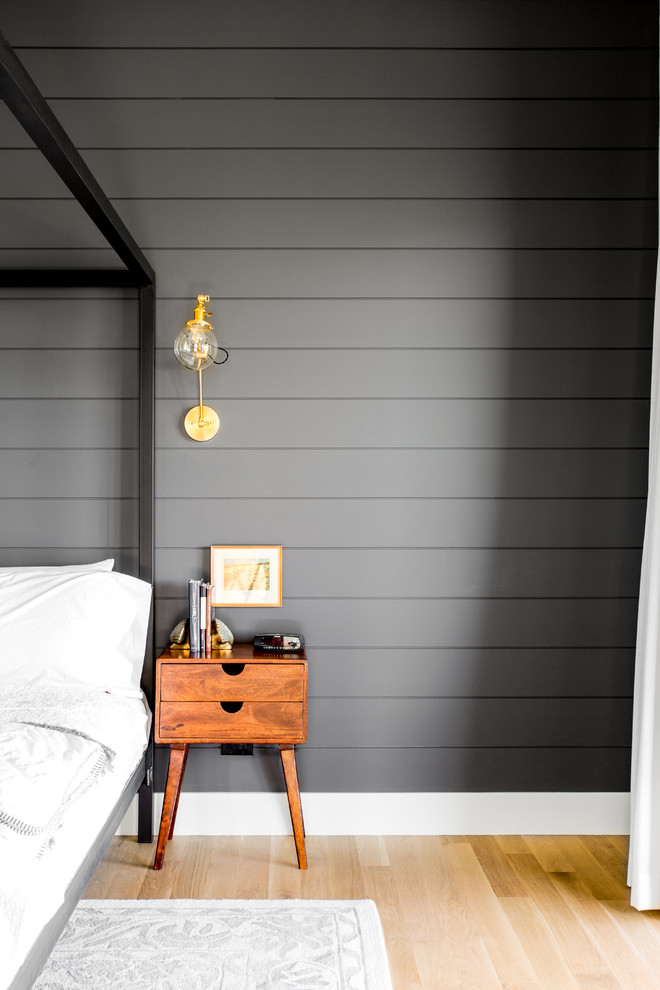 Свежая идея для дизайна: большая хозяйская спальня в стиле кантри с черными стенами, светлым паркетным полом и бежевым полом - отличное фото интерьера