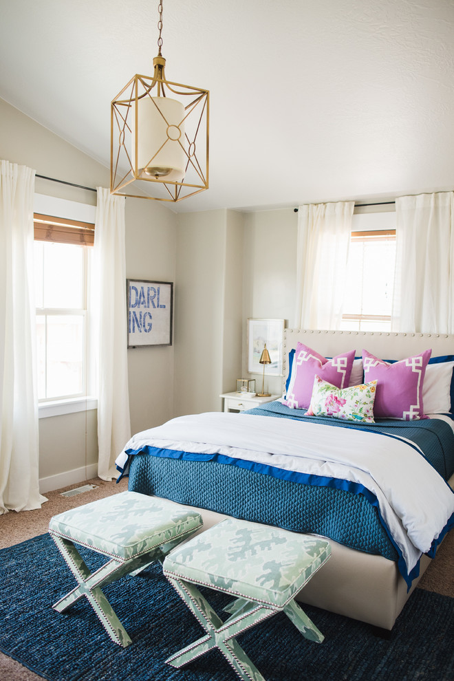 Foto de dormitorio costero con paredes grises y moqueta