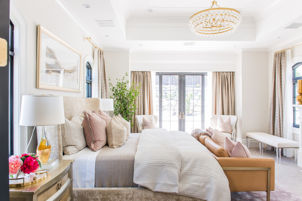 ソルトレイクシティにあるトランジショナルスタイルのおしゃれな寝室 (白い壁、カーペット敷き、グレーの床)