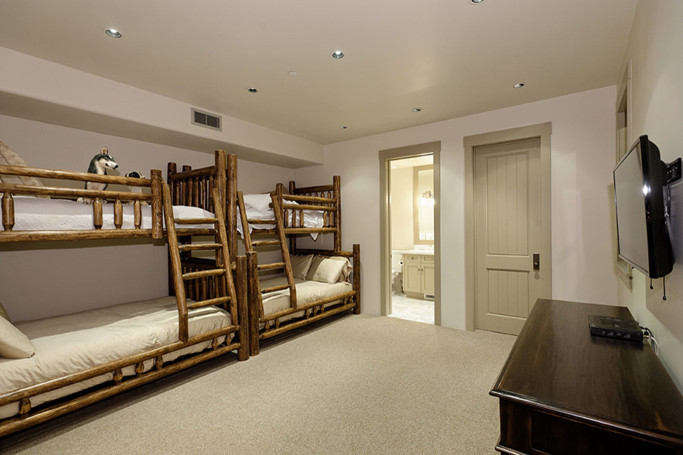Modelo de habitación de invitados minimalista grande con paredes beige y moqueta