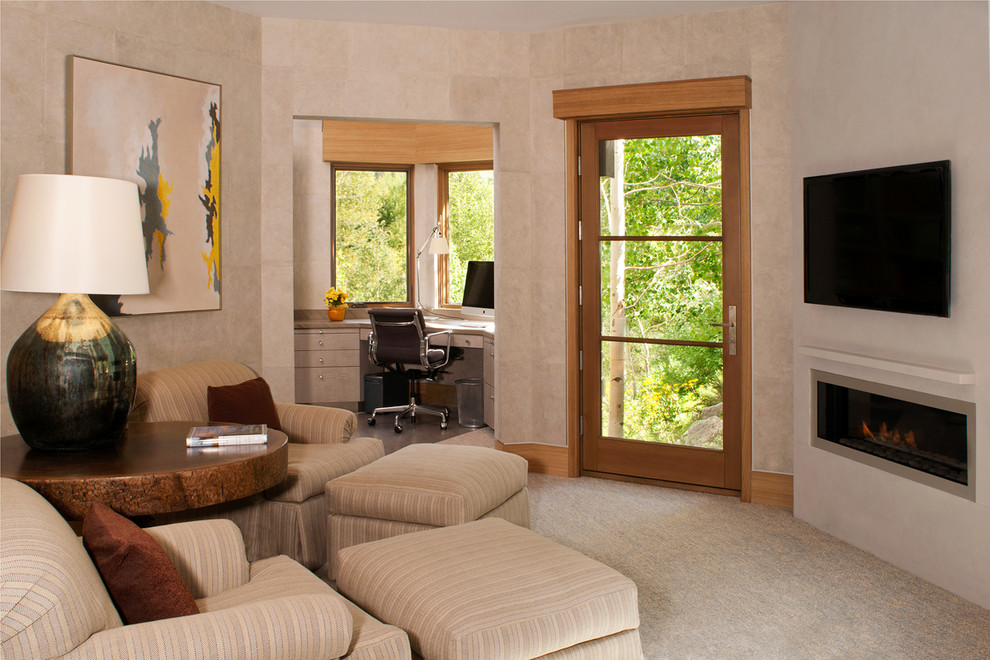 デンバーにある広いコンテンポラリースタイルのおしゃれな主寝室 (ベージュの壁、カーペット敷き、横長型暖炉、漆喰の暖炉まわり)