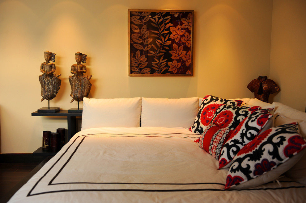 Modernes Schlafzimmer mit beiger Wandfarbe in Sonstige