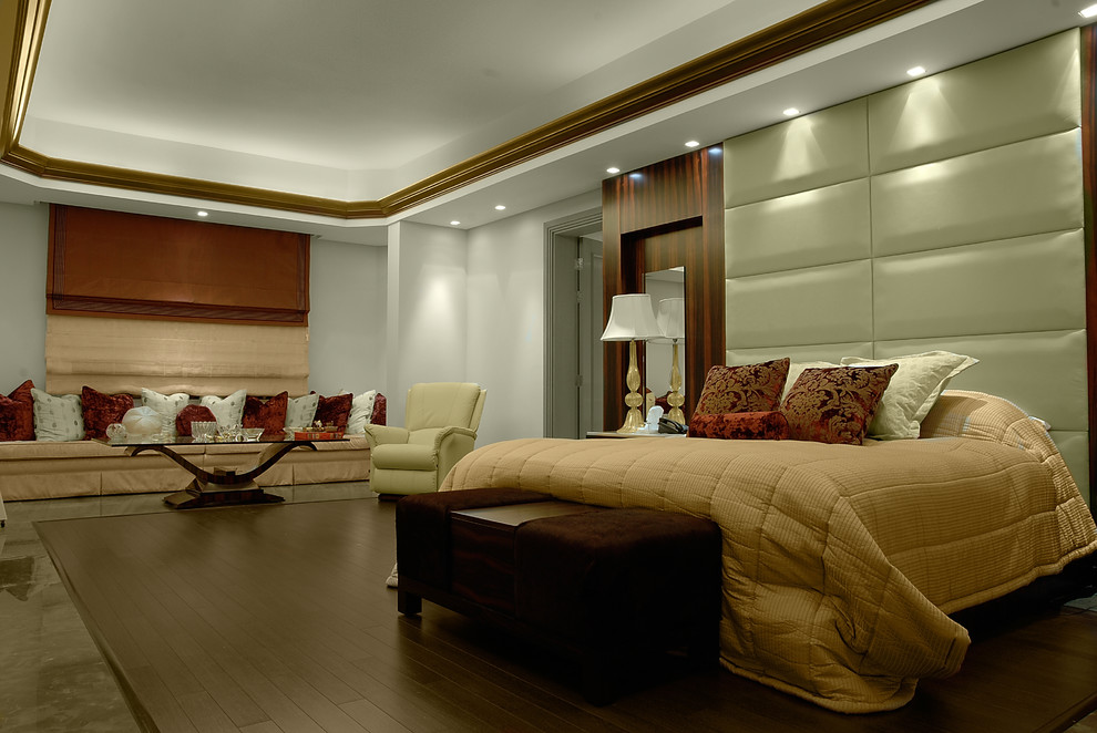 Пример оригинального дизайна: спальня в современном стиле с белыми стенами и темным паркетным полом без камина