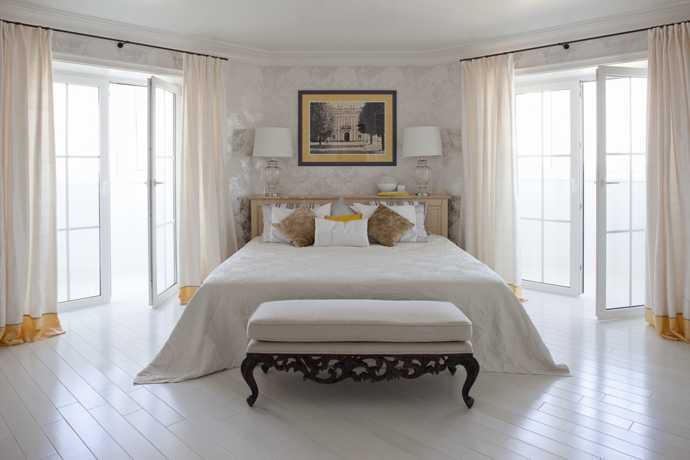 Aménagement d'une chambre parentale contemporaine de taille moyenne avec un mur blanc, parquet clair et un sol blanc.