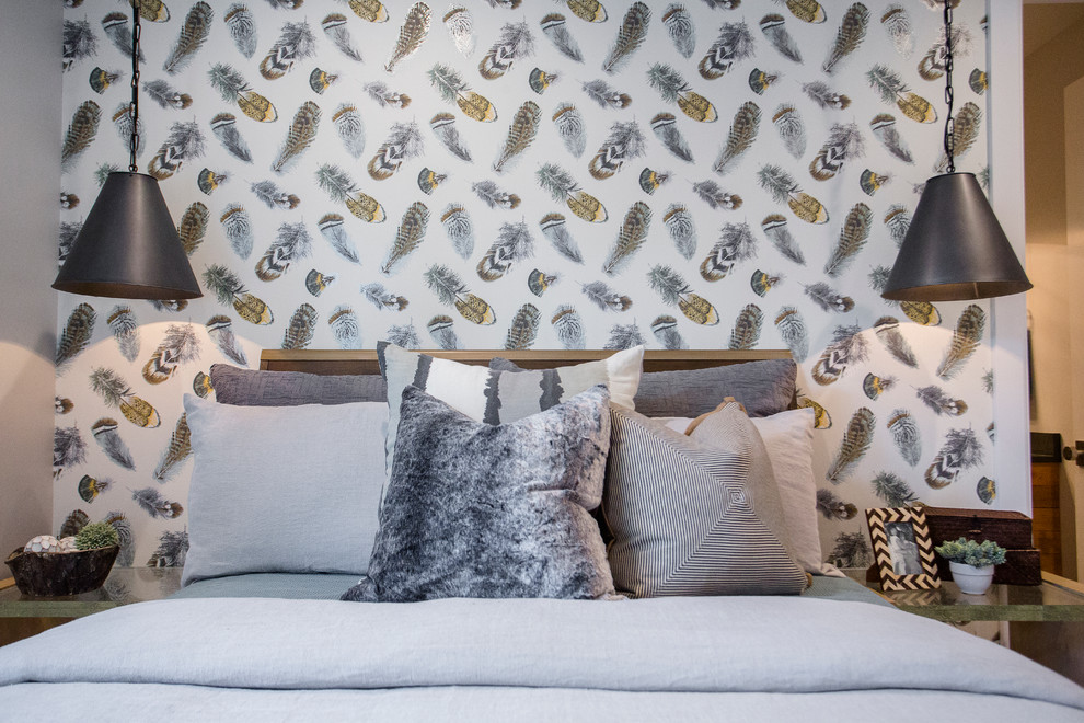 Источник вдохновения для домашнего уюта: спальня в стиле неоклассика (современная классика) с ковровым покрытием и разноцветными стенами