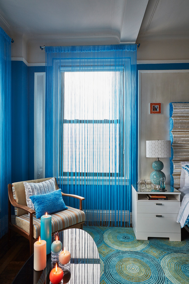 На фото: хозяйская спальня среднего размера в современном стиле с синими стенами и ковровым покрытием с