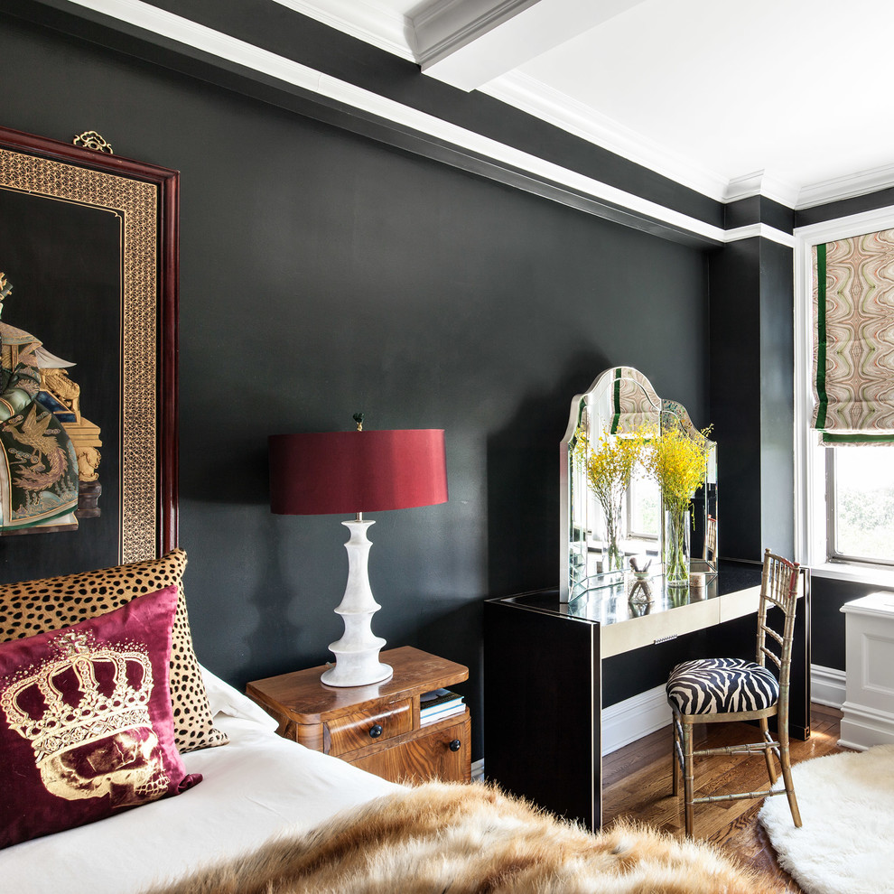 Mittelgroßes Eklektisches Hauptschlafzimmer ohne Kamin mit schwarzer Wandfarbe und dunklem Holzboden in New York