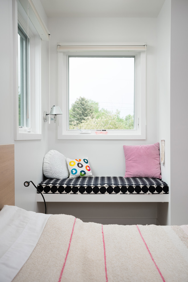 Réalisation d'une chambre avec moquette design de taille moyenne avec un mur blanc et un sol beige.