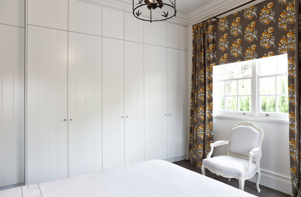 Источник вдохновения для домашнего уюта: большая спальня в классическом стиле с ковровым покрытием