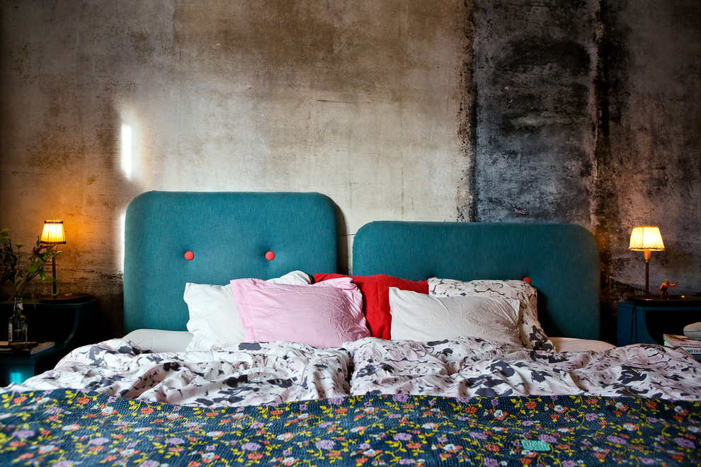 Foto på ett eklektiskt sovrum, med grå väggar
