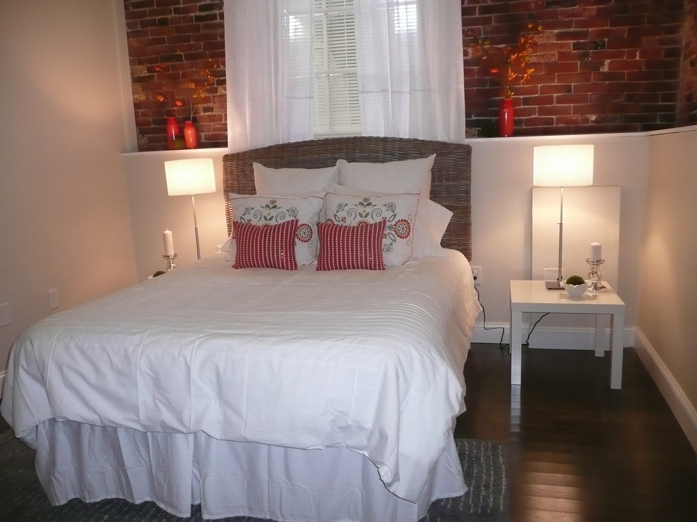 Kleines Modernes Hauptschlafzimmer ohne Kamin mit beiger Wandfarbe und dunklem Holzboden in Boston